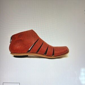 Size 39 1/2 Cydwoq handmade in USA